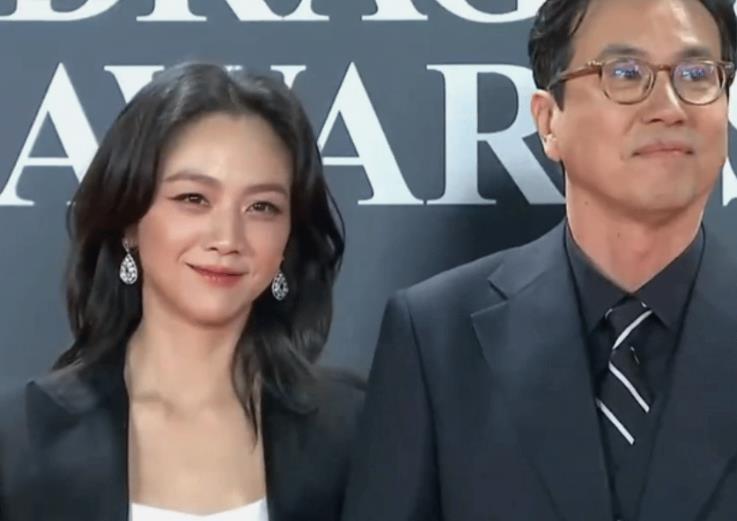 汤唯找的老公挺好。有的演员为了钱找比她爸还大的老公舒服吗？一辈子算完了。你又不是