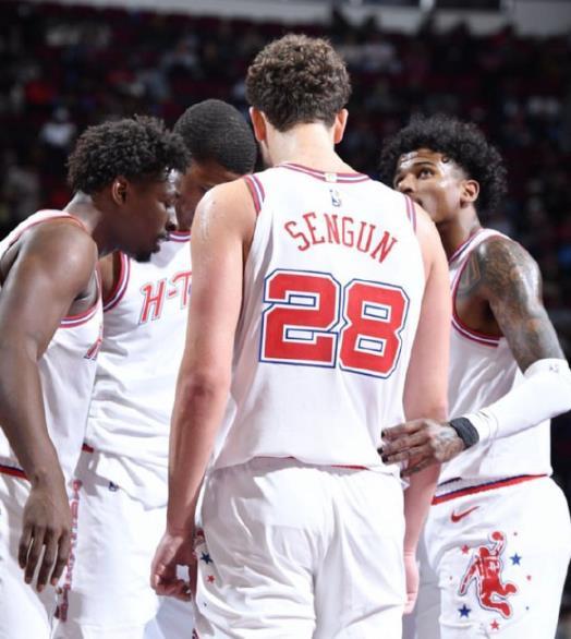 上赛季大家都知道，火箭队的战绩是52胜30负，他们当时是西部第二，可以说当时火箭