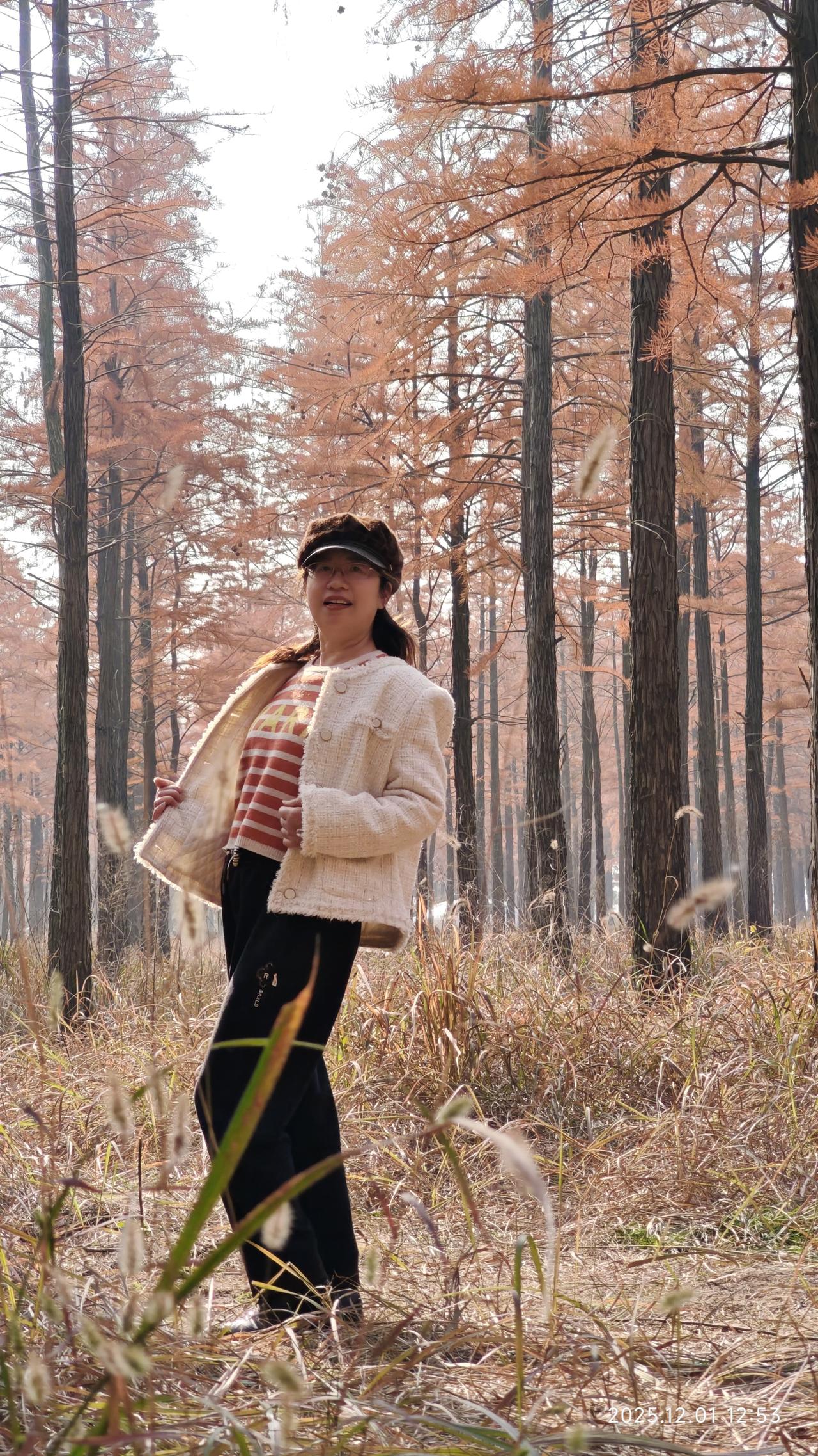 人生如同一条漫长而曲折的旅途，沿途的风景有时明媚如春花，有时阴郁如秋叶。我们在这