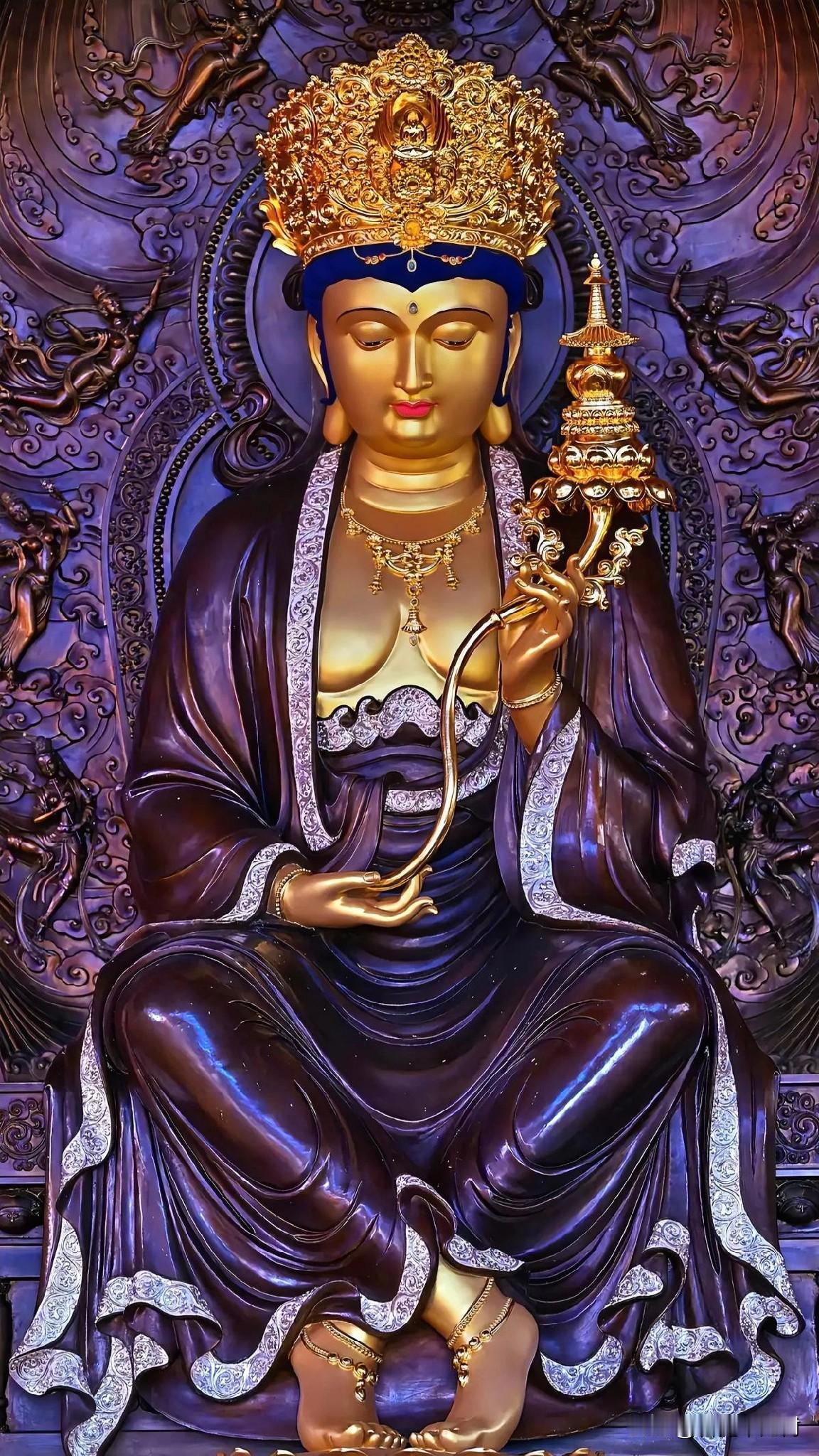 见天冠弥勒，愿你心有从容，笑对未来
 
原来这尊造像，是兜率天内院的天冠弥勒菩萨