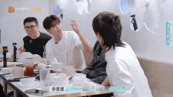 JUN文俊辉[超话]文俊辉开团毕雯珺颜安秒跟谁懂啊！文俊辉这么小众的手指技能，毕
