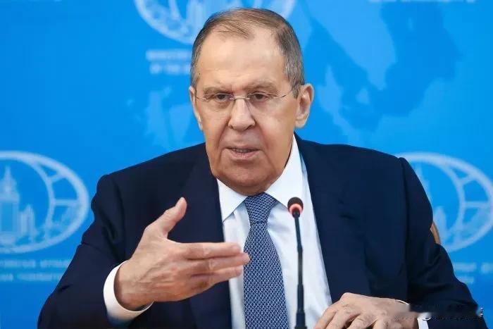 俄罗斯软硬两手，泽连斯基要领会！
俄罗斯副外长在5月17日对外称“不排除降低与美