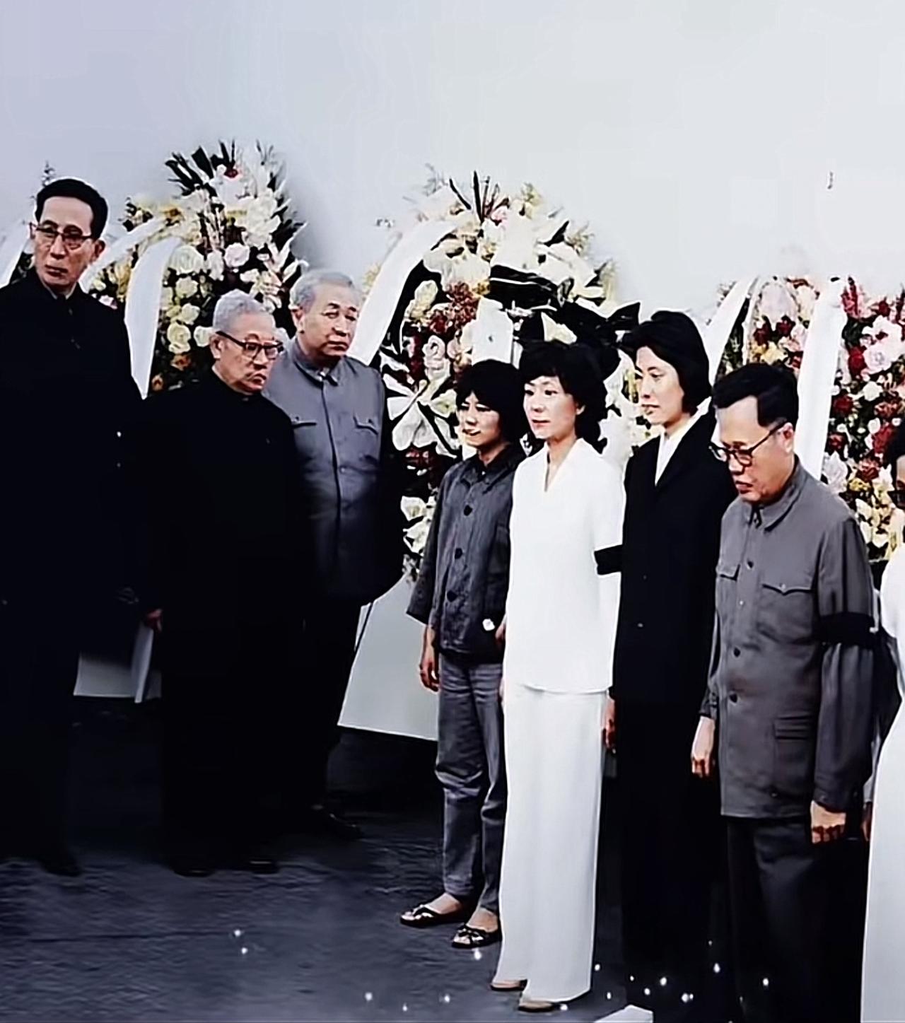 1973年，章士钊追悼会现场留影。毛主席敬献花圈，周恩来、朱德、叶剑英、等一众领