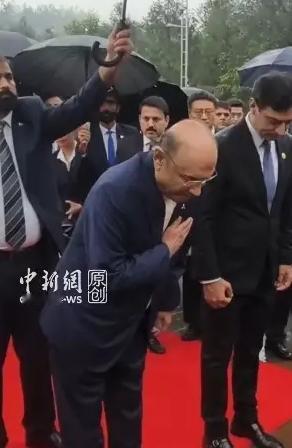 巴基斯坦总统冒雨向毛泽东铜像献花篮，三鞠躬

4月27日，细雨飘落在湖南韶山。巴