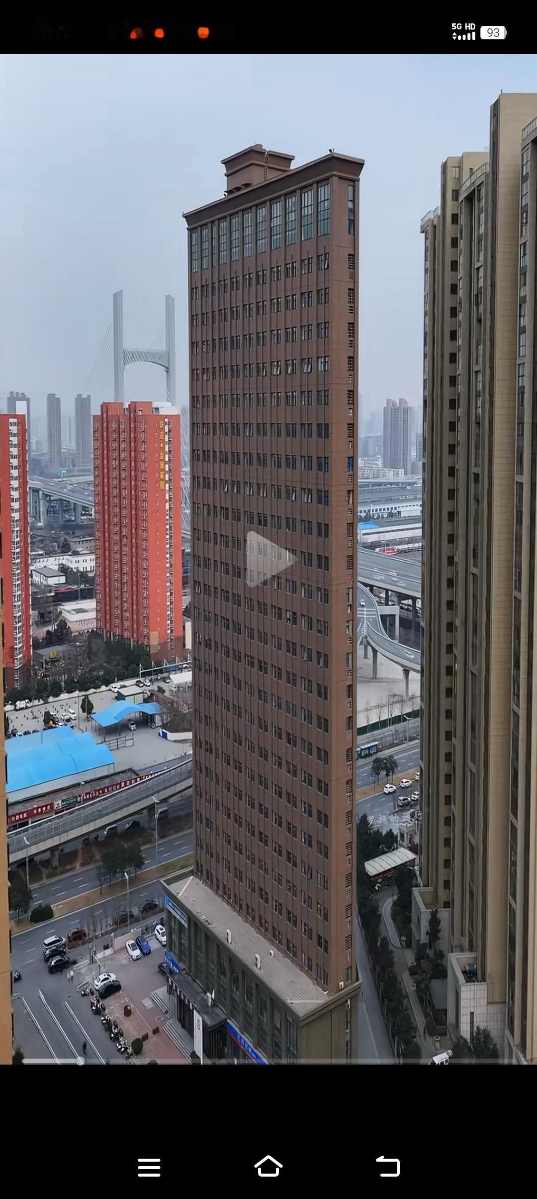 挺有意思，这种楼真的存在吗？说是郑州的纸片楼。您看这楼，真是薄的跟纸片一样。风一