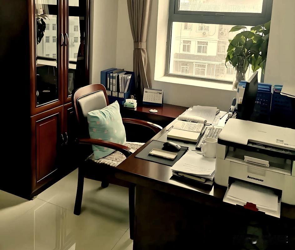 体制内为什么很多人吐槽，但很少会辞职？
体制内吐槽归吐槽，真的从体制内辞职的，真