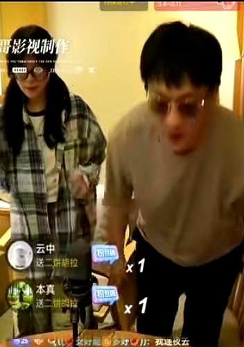 演出取消了，他们却自掏腰包请粉丝喝茶。
 
票已买，人已到。园博园门口，观众攥着