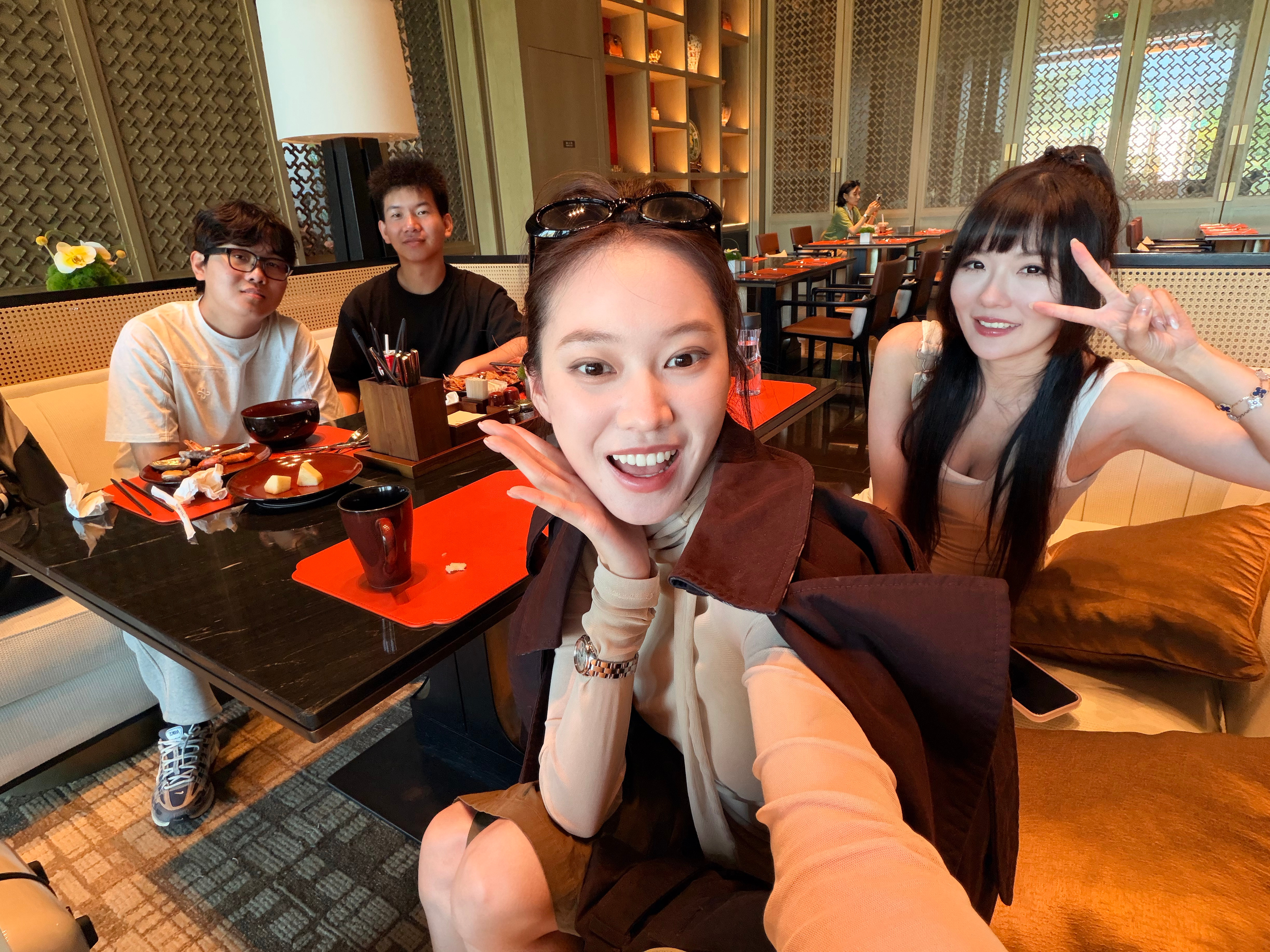？你俩没背着我和哈尼、偷摸亲两口吧？ [疑问]大家记得看动图 ​​​