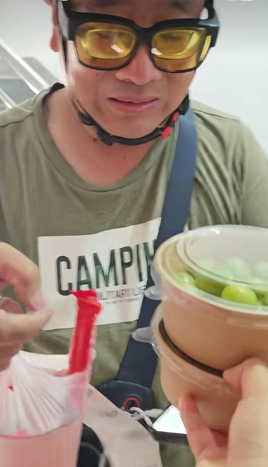 “我说的那个朋友就是你”。点外卖的女子一句话刚出口，送外卖的大哥，转头就掉泪了。
