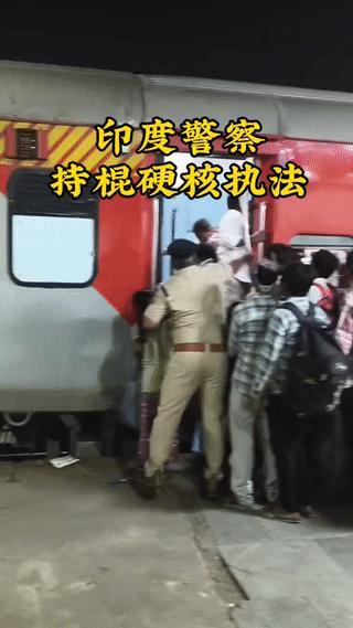 印度警察手持棍棒在火车上硬核执法！
对于不守规矩，随意插队的人。
决不辜息！印度