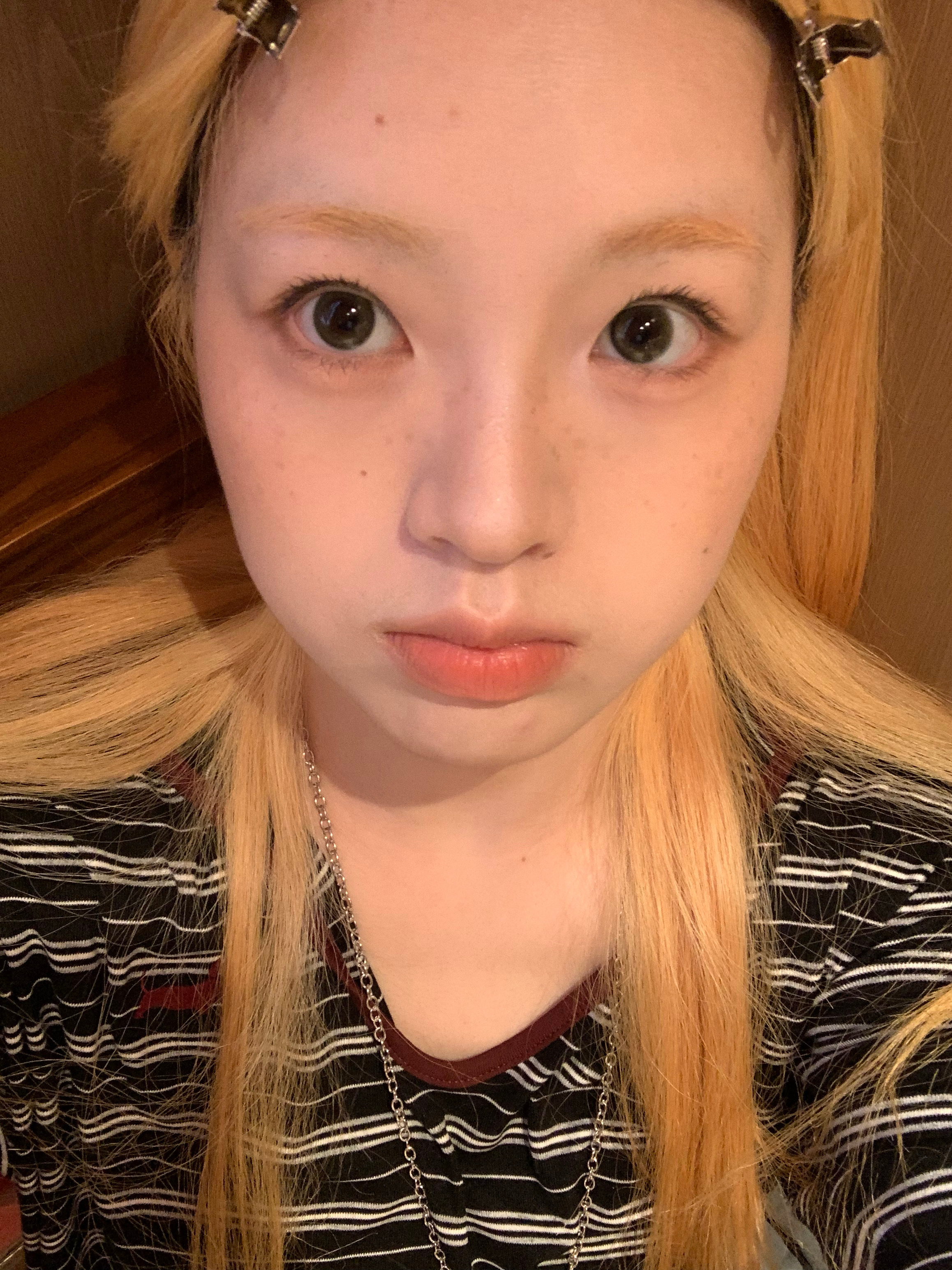 装无辜中。 