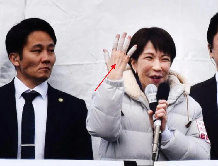 高市早苗病情恶化紧急送医，如果再严重，或连上厕所都无法自理。

据日本《每日新闻