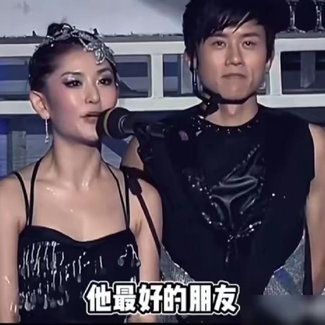 我发现张杰和谢娜有一个共同的特点，
就是无论干什么，
都有一种用力过猛的感觉，