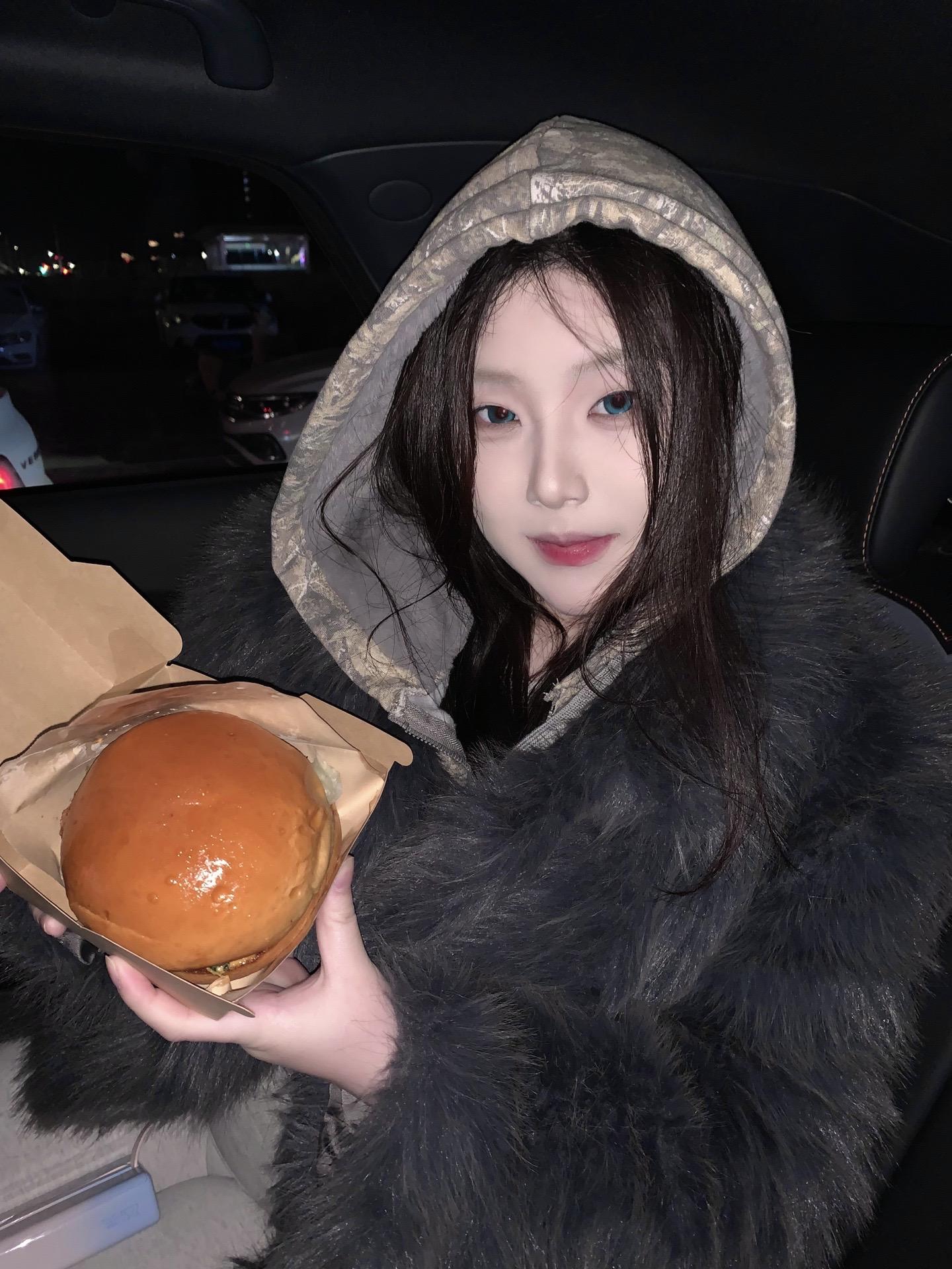 吼吼终于吃到魏家的🍔咯