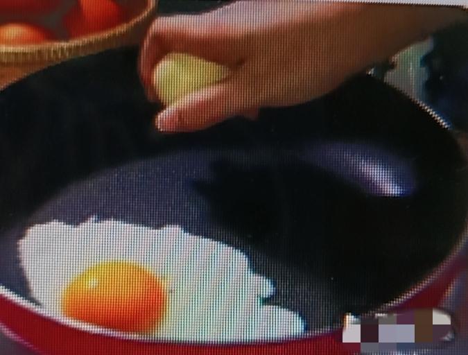 这个季节喝丝瓜汤，简直是养生健身的明智之选！丝瓜富含维生素和膳食纤维，低卡又营养