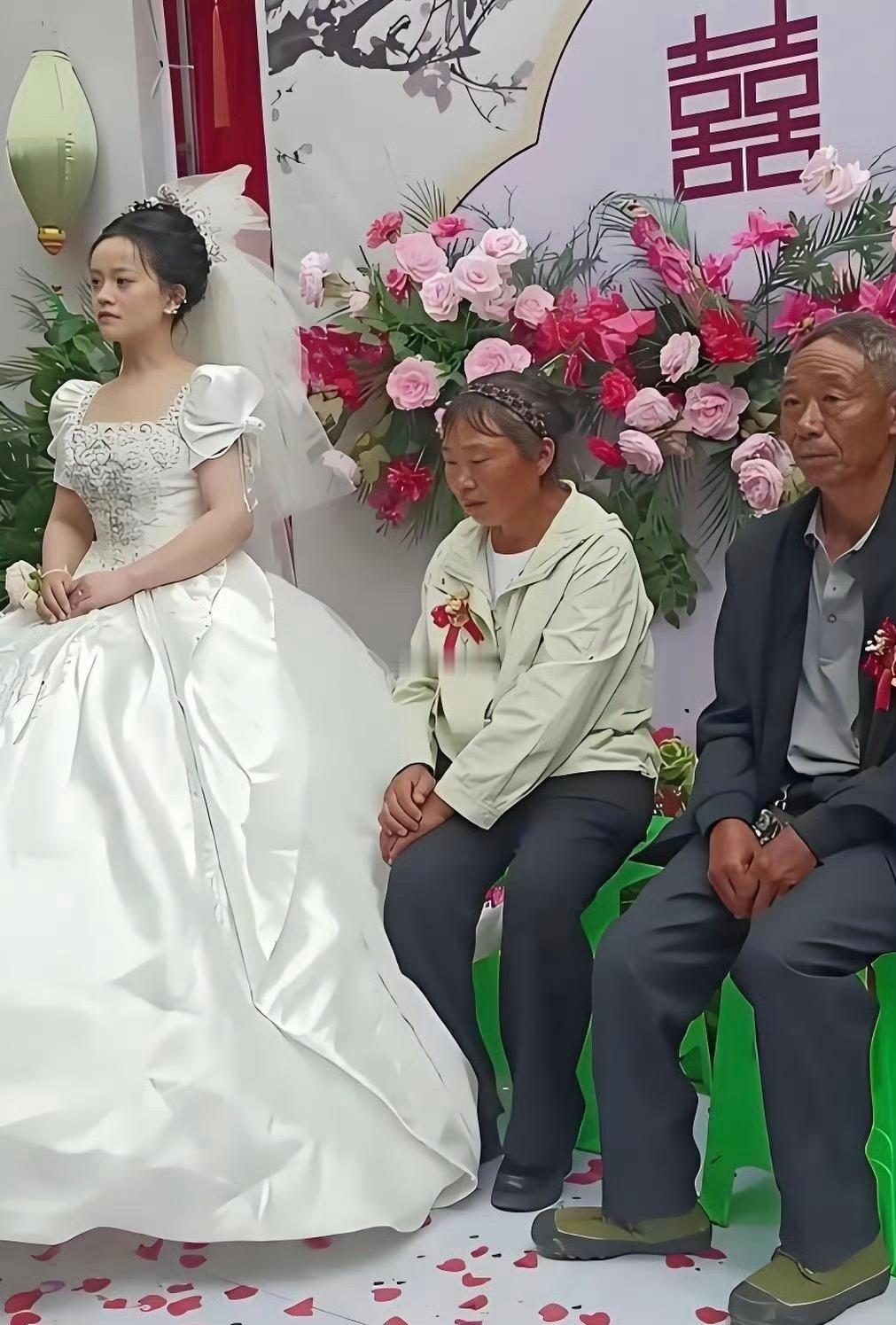 感觉好心酸 父母都这样了隆重的婚礼