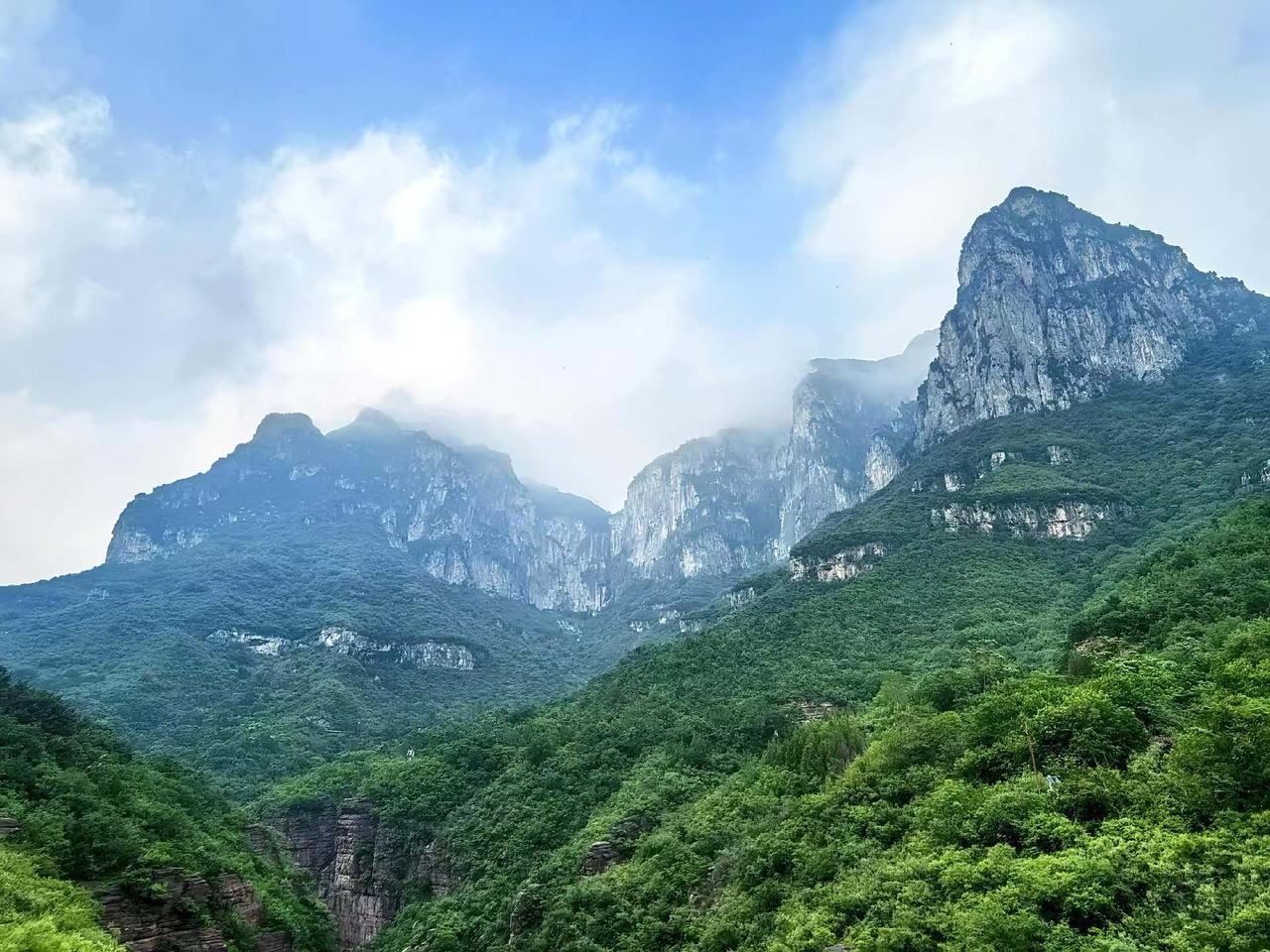 横看成岭侧成峰，远近高低各不同。不识庐山真面目，只缘身在此山中。