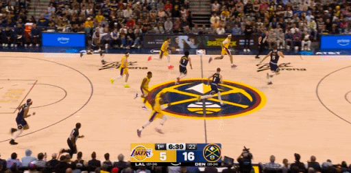 进球数追平天勾并列第一了！东契奇传给老詹空接暴扣 詹姆斯加冕历史进球王湖人vs掘