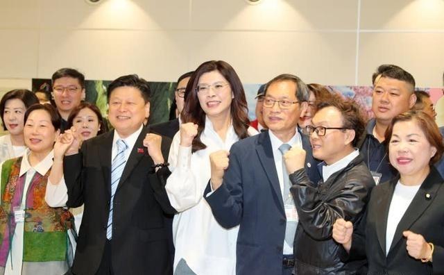反转来了！前脚民调还把郑丽文按在4%垫底，后脚她转手就把40多国驻台代表请进国民
