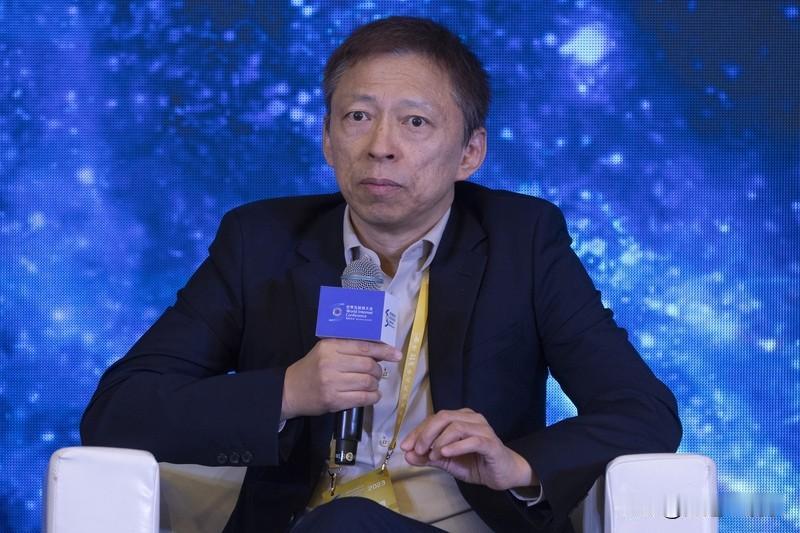 张朝阳亲口说的！
他在接受胡润访谈时，被问及“如果站在2025年，把你变成20岁