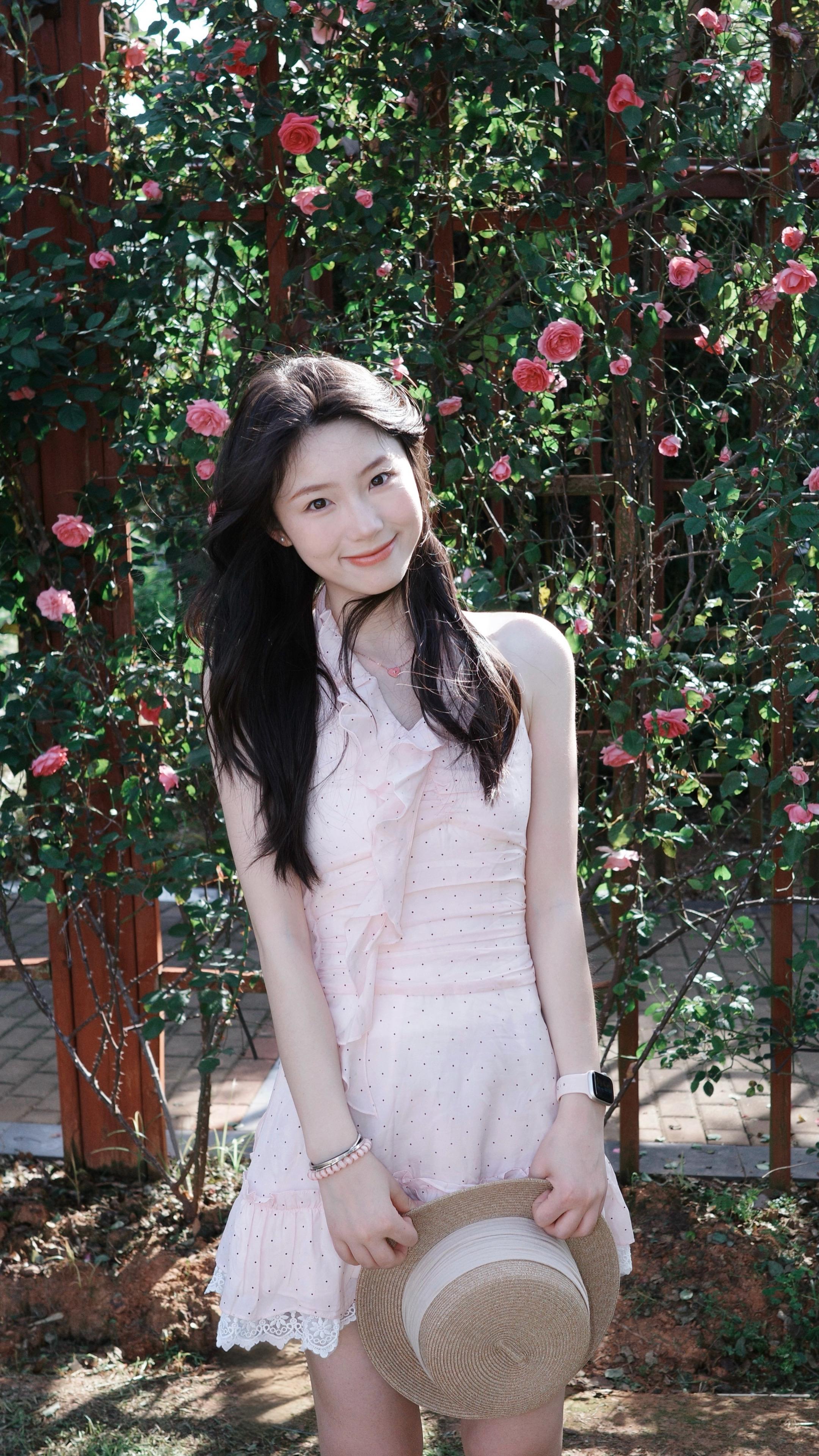 墙角开了一朵小花 没人管它自己长大