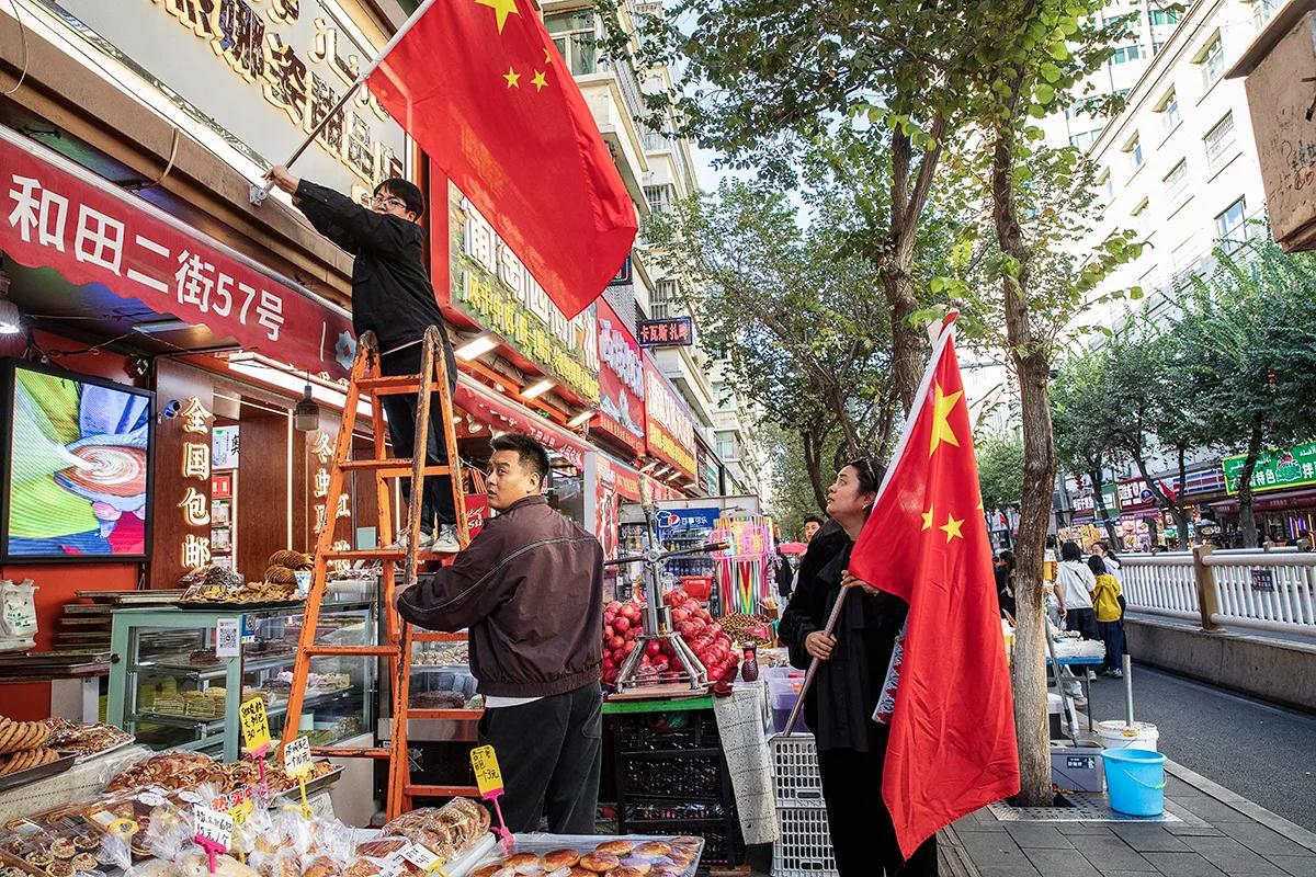 本人拍摄于新疆乌鲁木齐市和田二街。借一抹金秋暖阳，送一份国庆祝愿，愿祖国各族人民