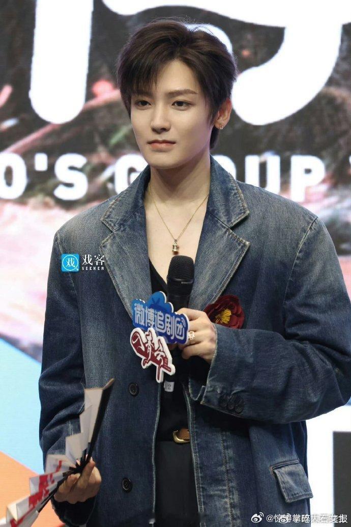 侯明昊李昀锐线下剧宣生图侯明昊李昀锐今日活动生图 侯明昊肩部链条设计感拉满，李昀