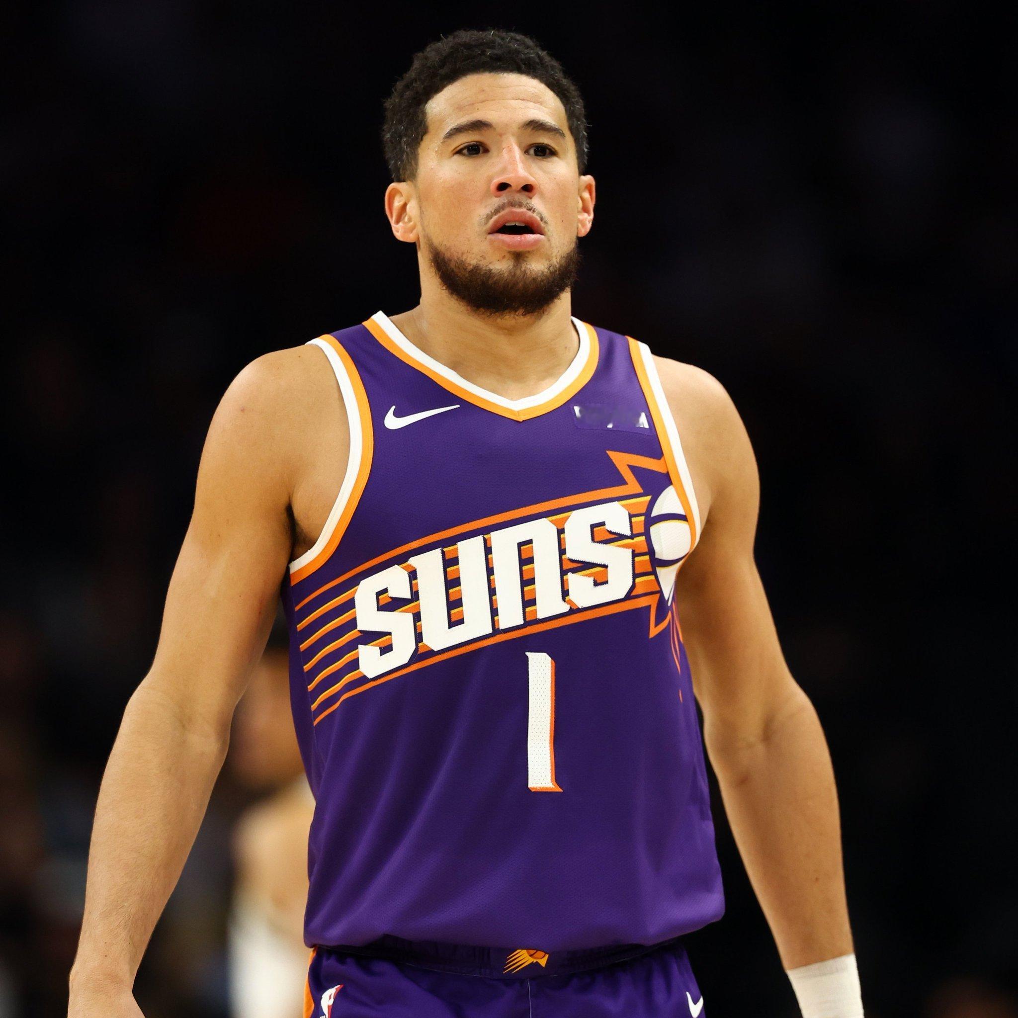 明天太阳和雷霆的杯赛一战，右腹股沟拉伤的布克状态升级为出战成疑（50%），另一边