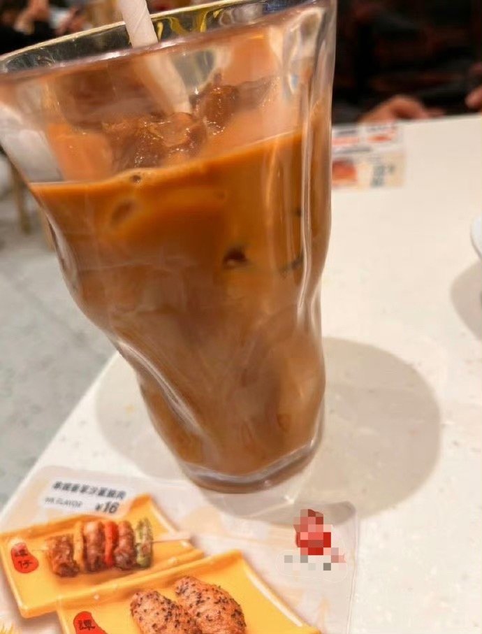 当我看到这杯奶茶时叫住了服务员，她愣住了... ​​​