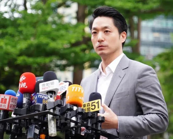 好家伙！
为了选票卖祖宗。
祖宗都要夸一句“孝顺”！

作为蒋家后人。
是他的优