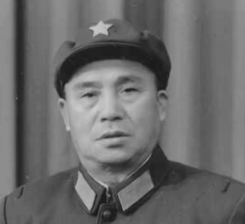 1947年，四野一位师长娶了牺牲战友的遗孀。新婚之夜，他并没有像旁人预想的那样亲