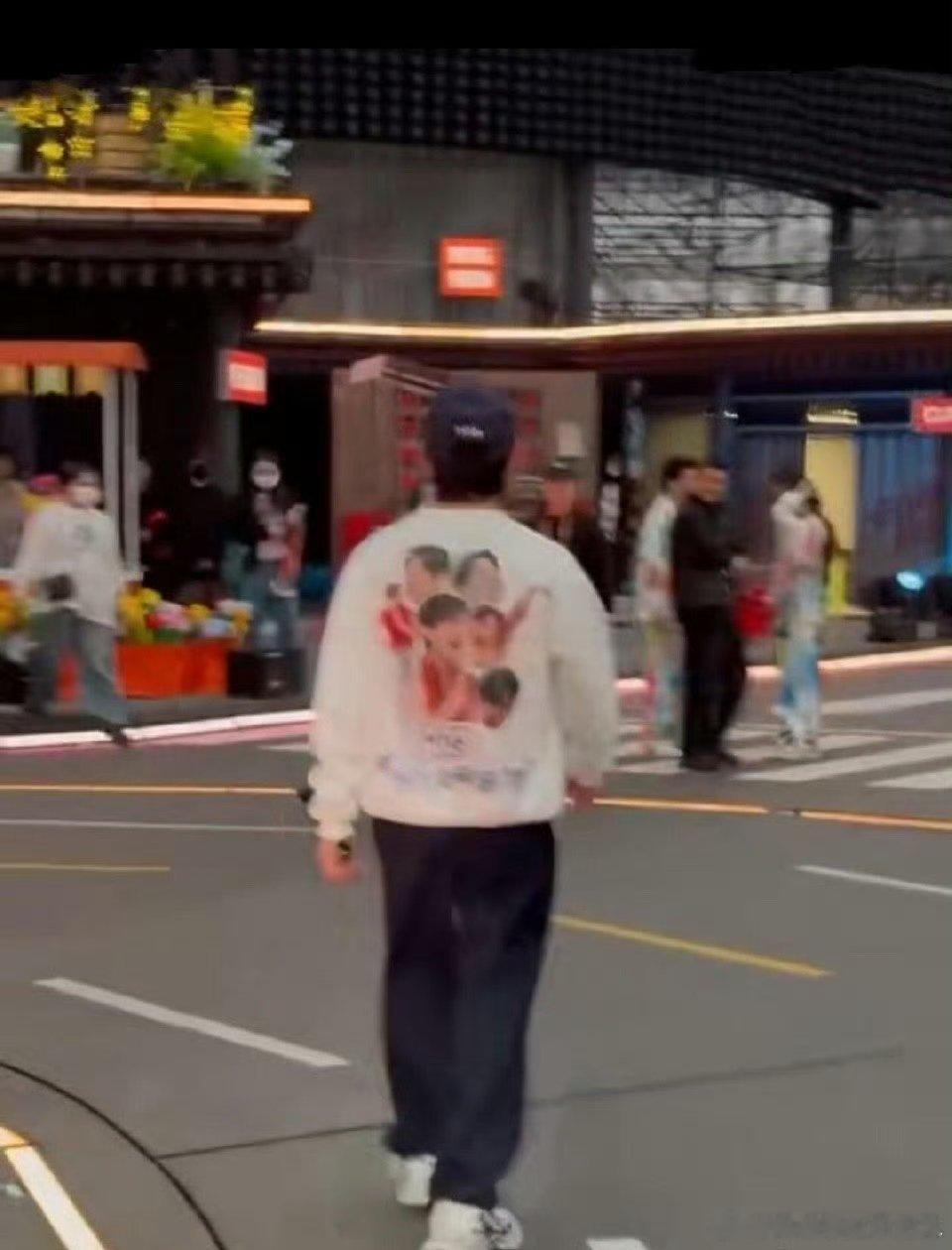 何炅跨年彩排穿着好六惩罚衣 何老师也穿了好六的惩罚衣！哈哈哈好久团团魂🈶昨天刚