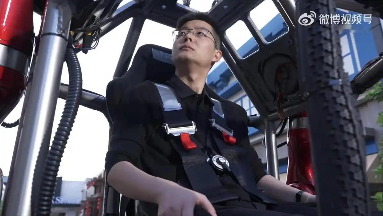宇树科技发布全球首款量产版载人机甲，390万喊你当车主！能上牌吗？走哪条道？
 