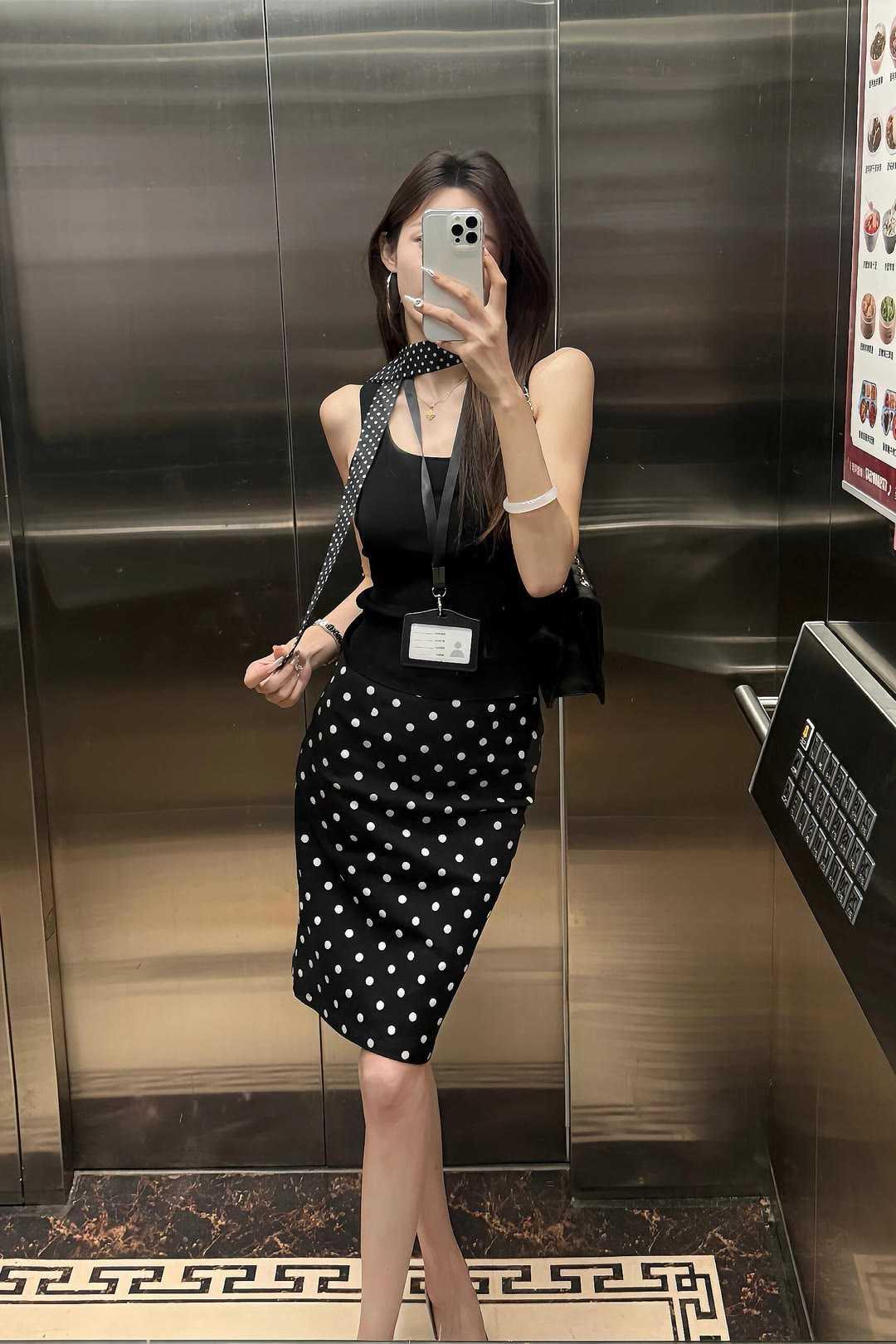 上班通勤应该怎么穿才有气质?想穿出通勤专属的高级感，秘诀藏在简约剪裁加低饱和色系