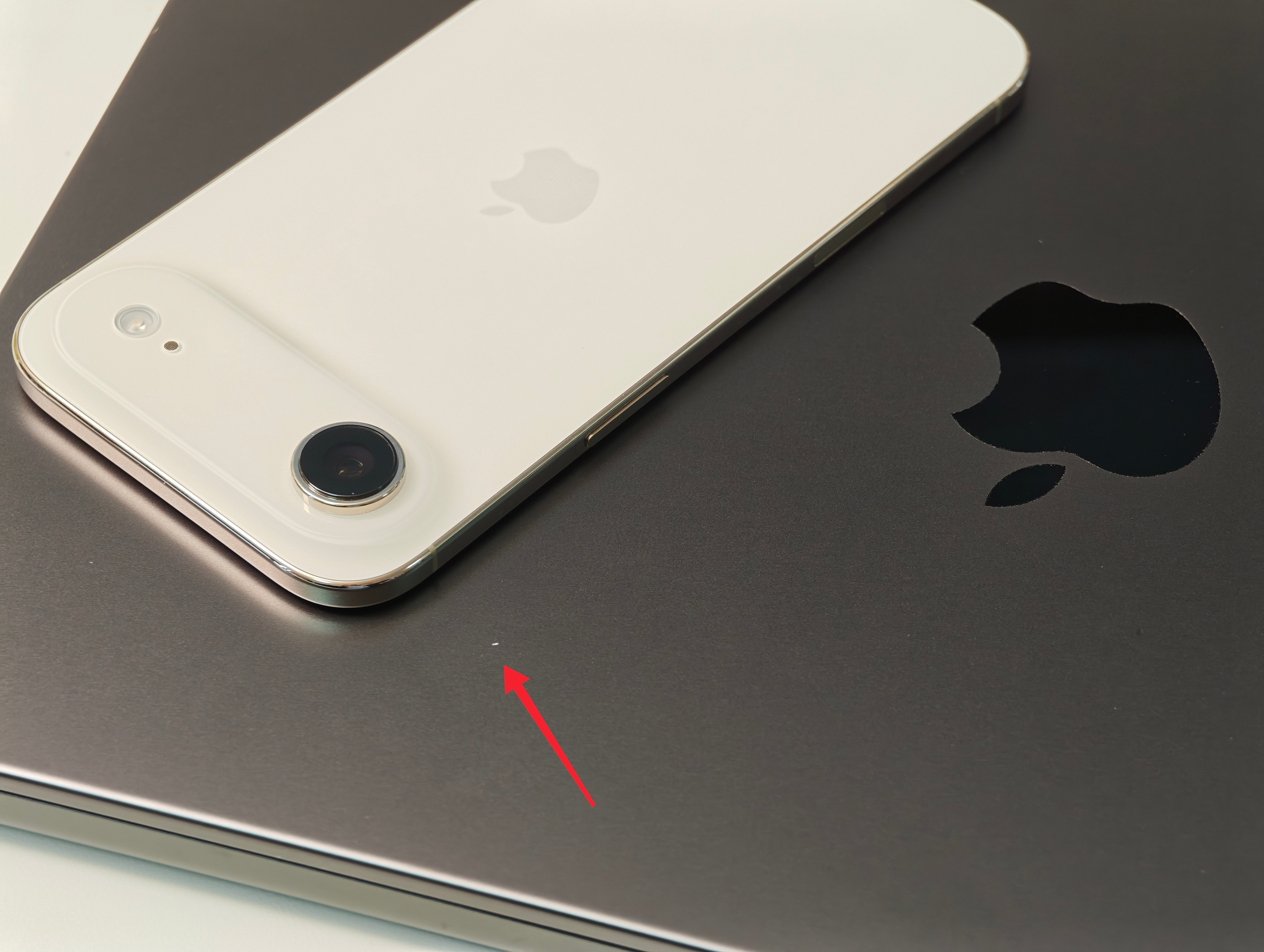 iPhone Air 这个钛金属是真的硬，一不小心给我 MacBook 干出底漆