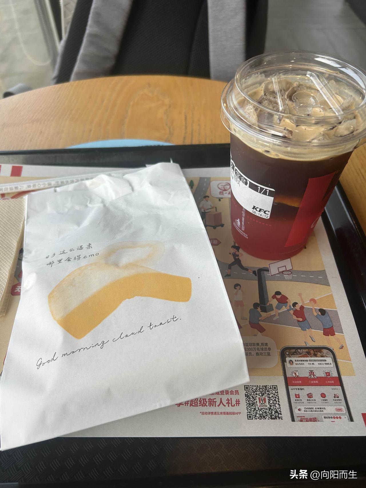 小闺女学校这两天运动会，可把她开心坏了。

昨天一早她就全副武装，给自己戴冰袖，