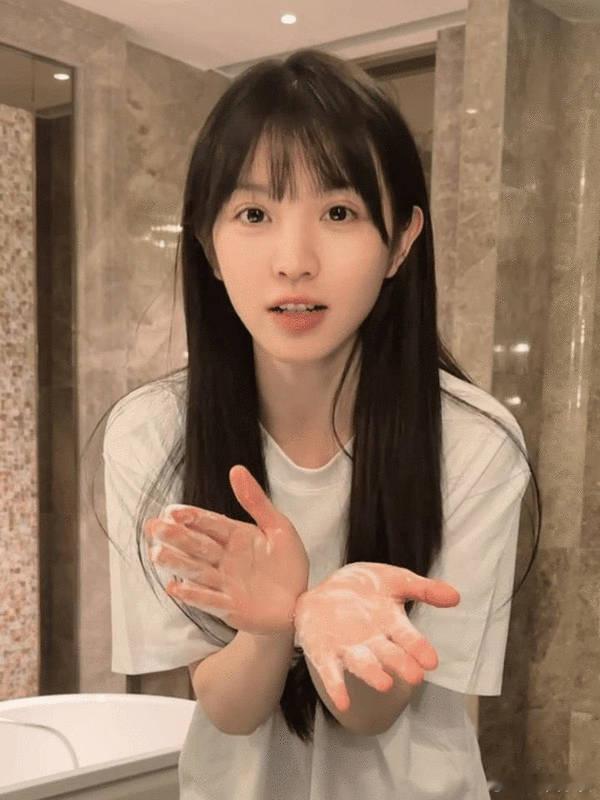 田曦薇素颜辨识度没那么高了，笑起来之后才认出来[笑cry] ​ ​​​