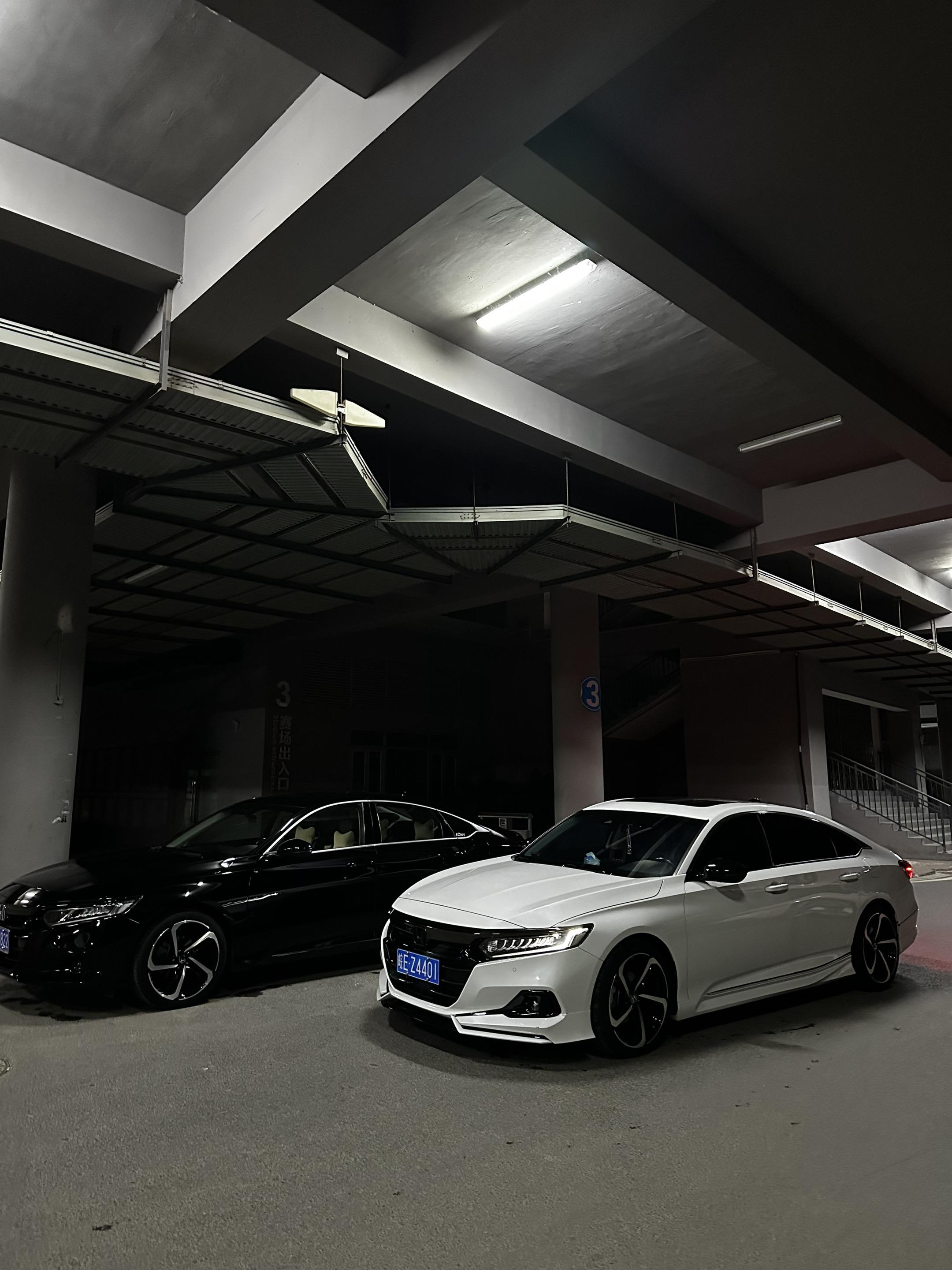 凌乱的头发 刮不完的胡渣 的确变了 再也不是当年那个意气风发的少年了