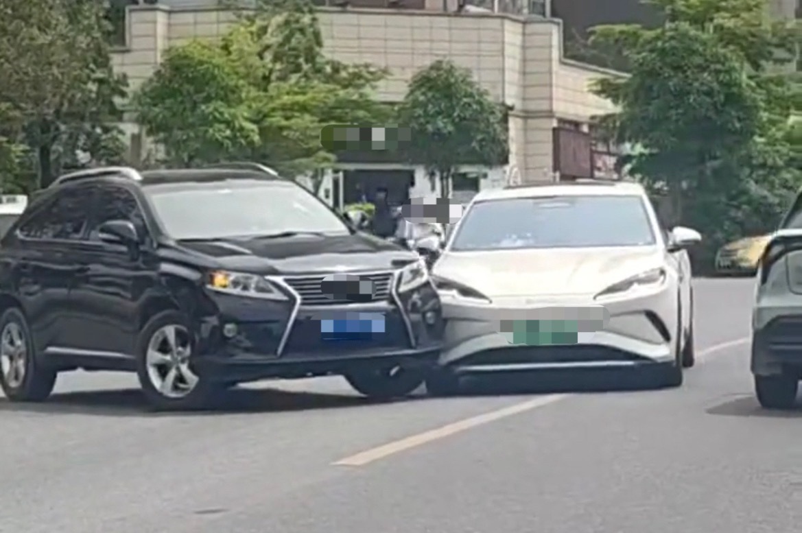 5月29日，玉林某镜小区路口suv和新能源小车发生碰撞。各位网友们看看那辆车的责