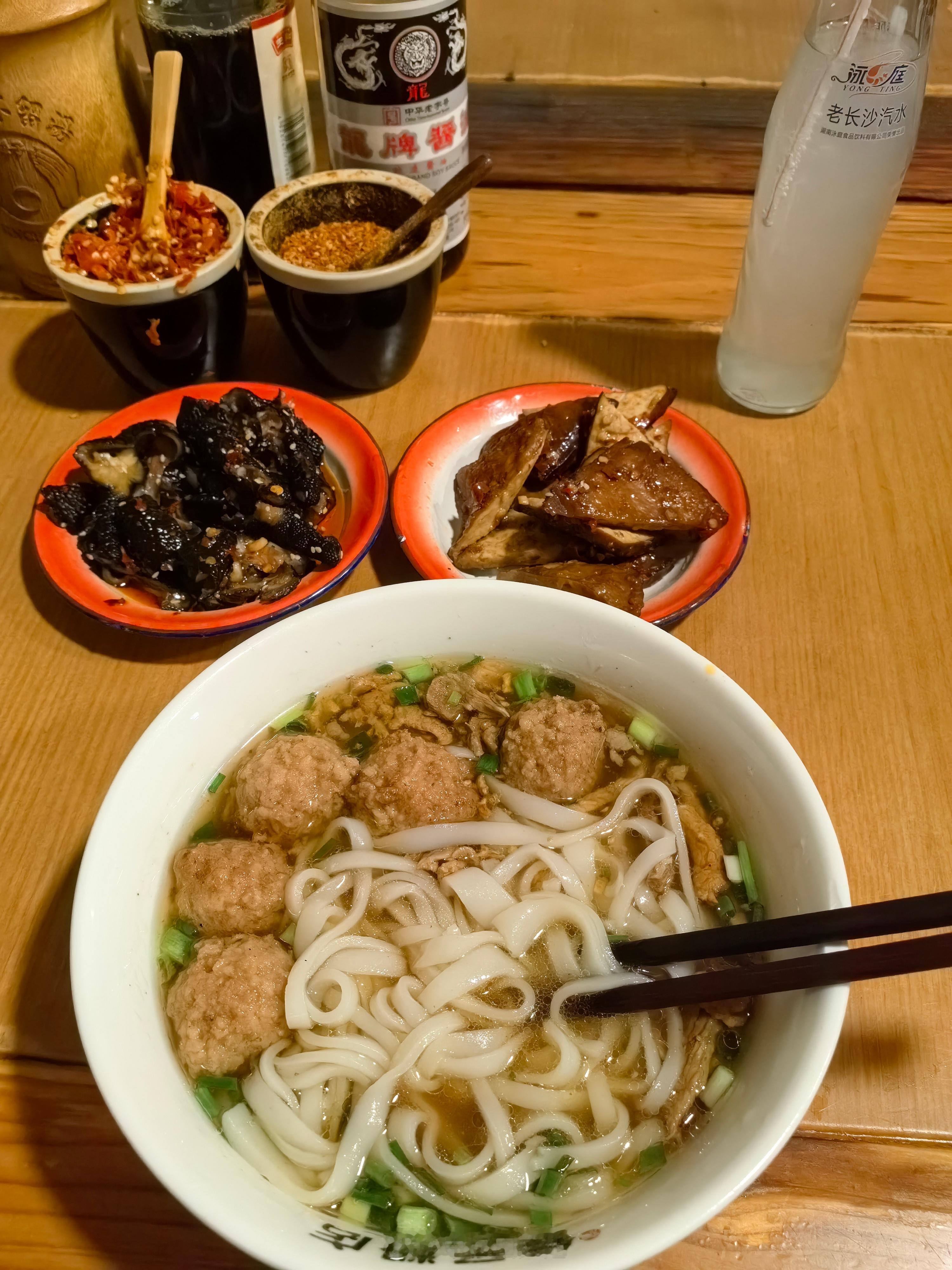 #吃货在这里#  已到长沙，湘春路三大粉店安排！[坏笑][坏笑][坏笑] 周二柏