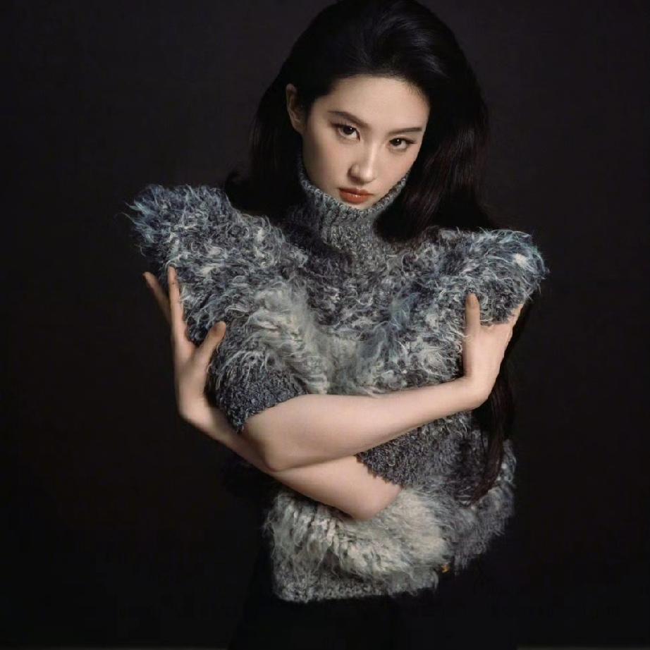 刘亦菲，
我想给你提个建议，
你已经拿下了芭莎史无前例的单人三本封面，就不要再执