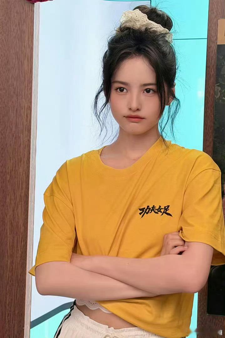 星女郎雪野新人美功夫女足扫楼 面对媒体和围观人群，雪野不刻意端着姿态，直白诉说紧