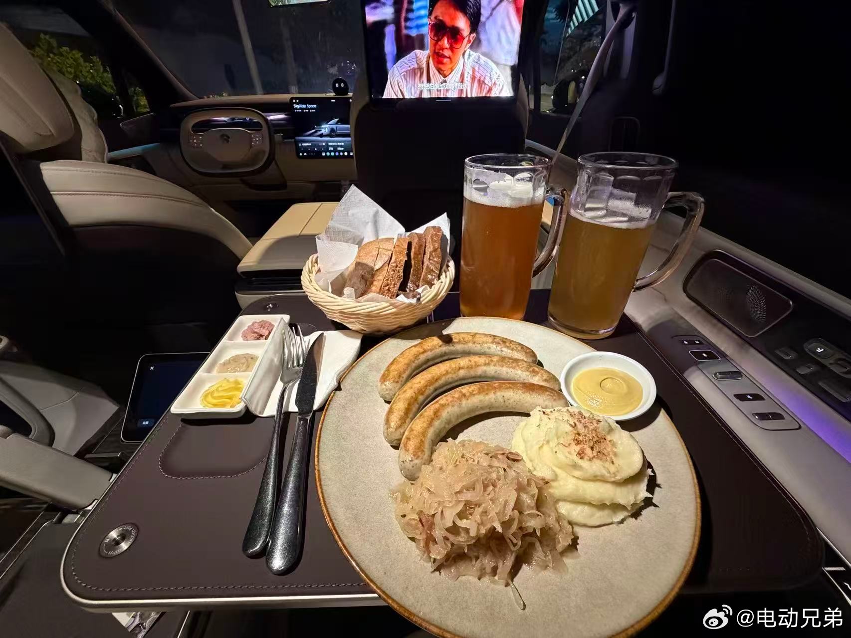 尊贵的ES9车主们开始这样玩车了，图片来源于车友群。电动兄弟