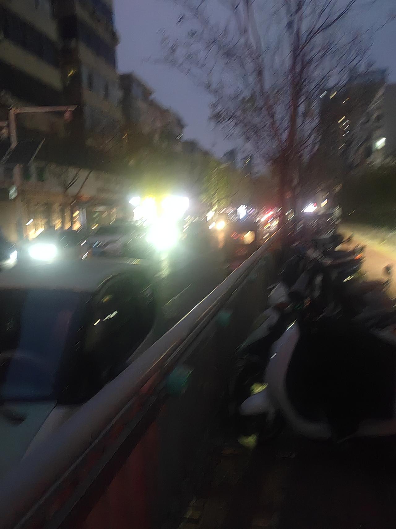 前几天才在平顶山微报上看到消息，说是有人反映老城区清早路灯关的太早，希望能延迟关