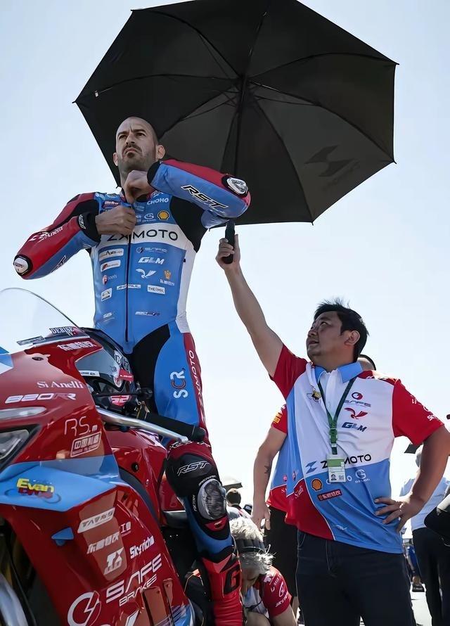 第一次骑张雪机车就连夺两个冠军。瓦伦丁·德比斯是一个被雅马哈车队放弃的老车手，却