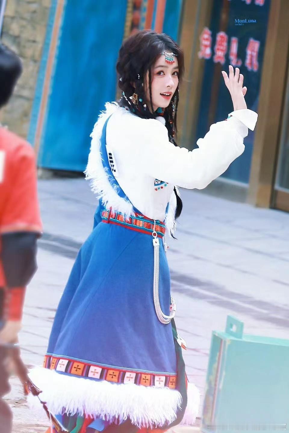 #白鹿奔跑吧蓝色藏服# 白鹿有着很精致的脸，这次在节目里面身穿民族服饰那叫一个灵