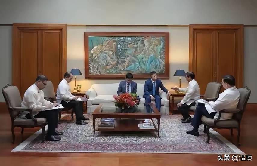 菲律宾总统小马科斯在马拉卡南宫会晤中国驻菲律宾大使井泉，双方就仁爱礁海域摩擦展开