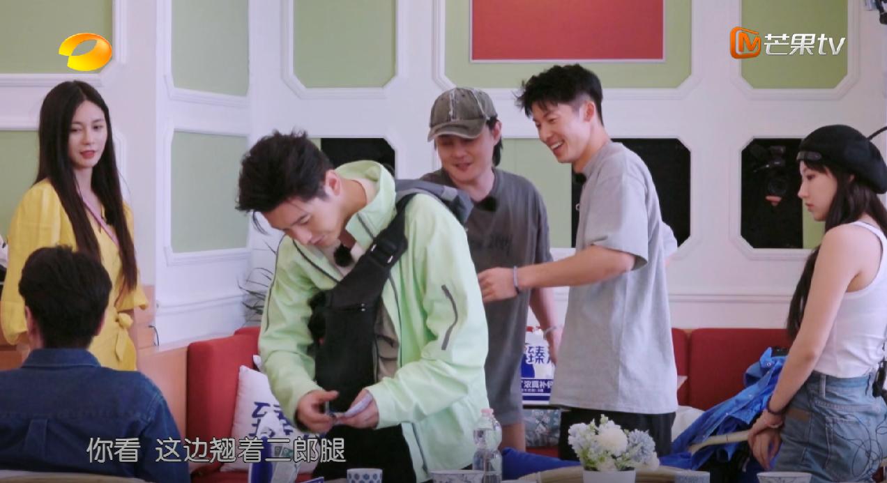 赵又廷好拽啊。这一季《中餐厅》的启动资金是黄晓明，尹正等人在上一季节目里赚到的。