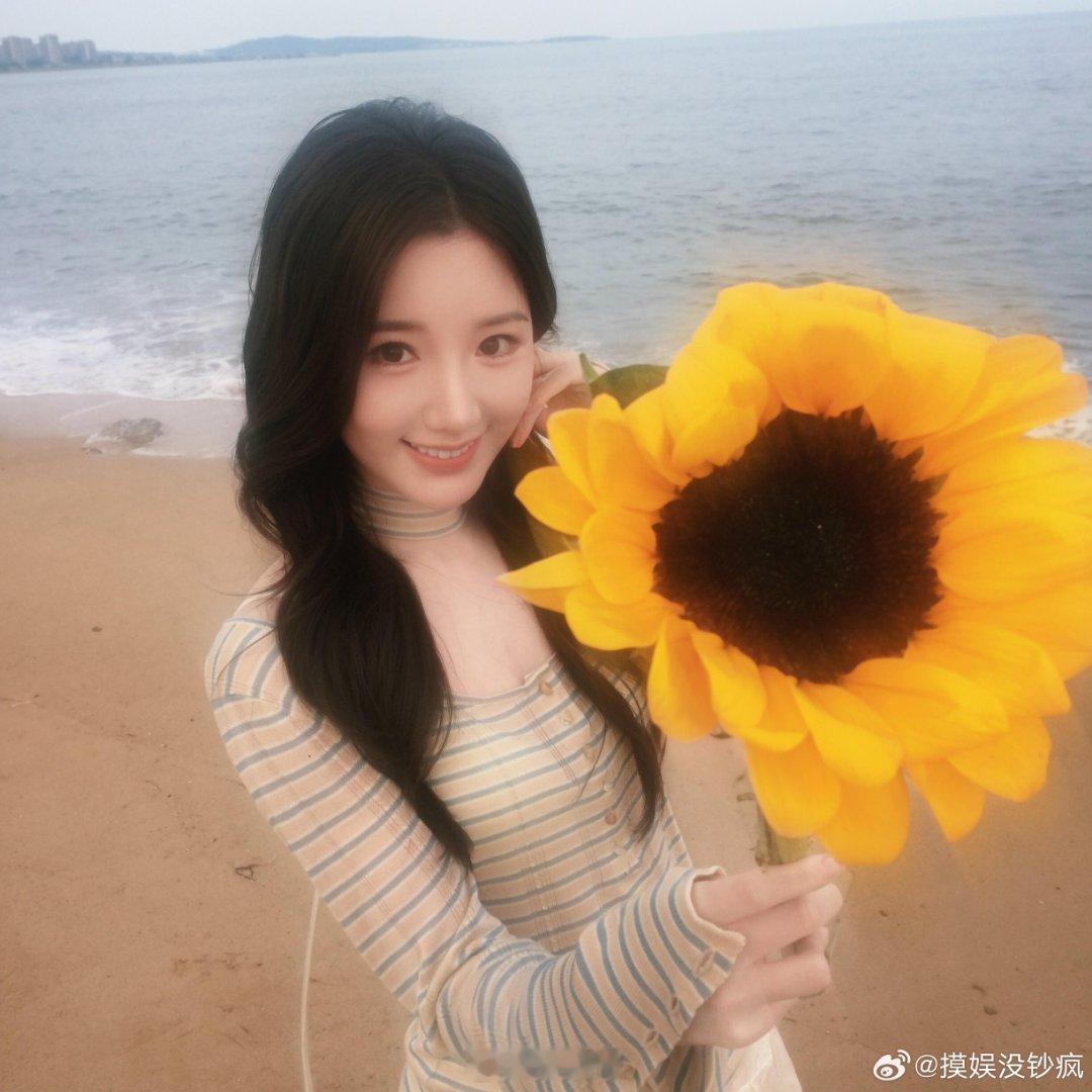 毛晓彤独美 毛晓彤长相清甜灵动，眉眼自带温柔氛围感，戏路宽广演技细腻，甜妹、反派