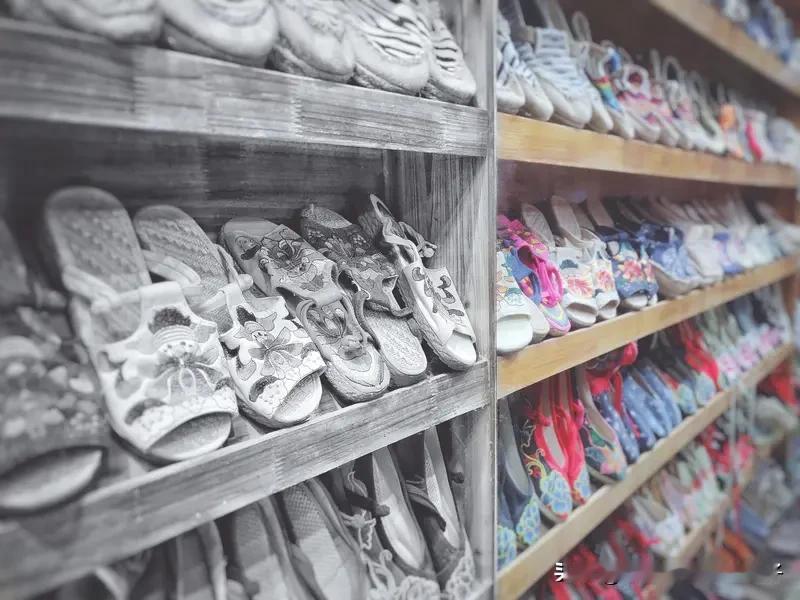 男子挂爷爷遗照劝退邻居乱放鞋架 湖南这事儿太逗了。邻居长期在楼道乱放鞋架等杂物，